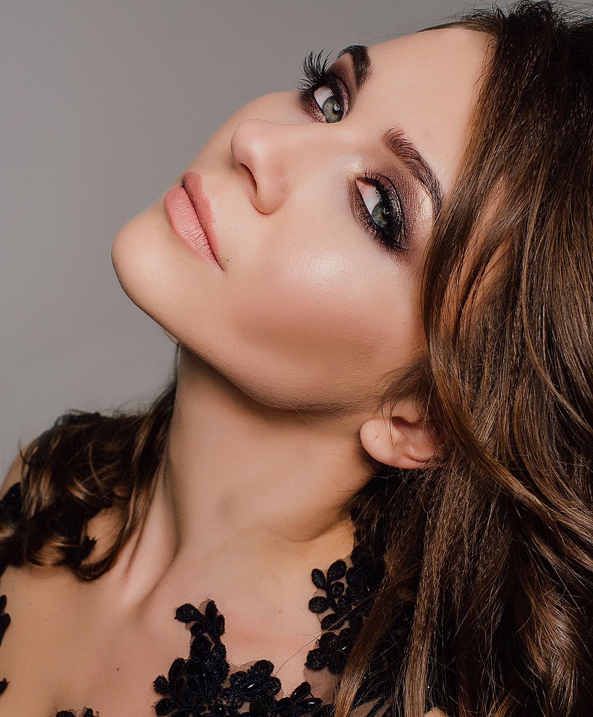 Portrait of a woman with elegant makeup.