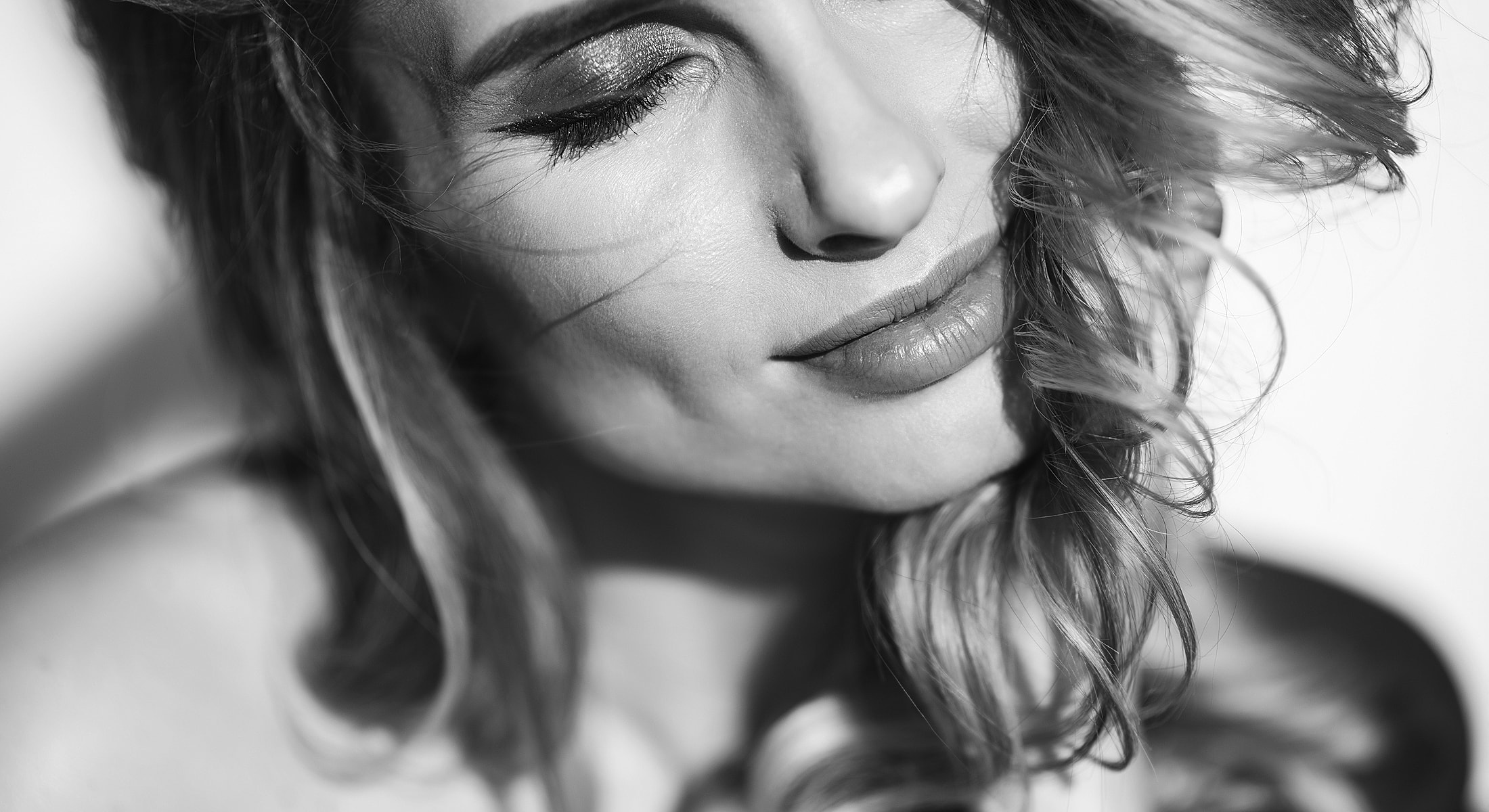 St. Louis Sculptra model with wavy hair.